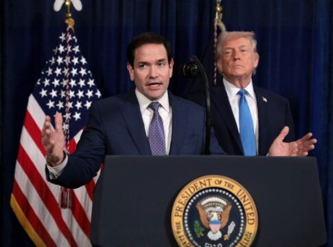 Marco Rubio, fala ao lado do presidente dos EUA, Donald Trump durante conferência de imprensa após ataque dos EUA à Venezuela (Foto: