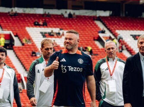 Rooney diz que aceitaria convite para treinar Manchester United