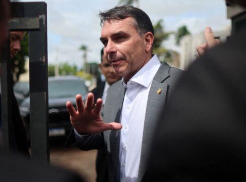 Flávio Bolsonaro define Derrite para Senado em SP e chapa com Carlos Bolsonaro em SC