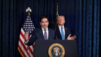 Marco Rubio, fala ao lado do presidente dos EUA, Donald Trump durante conferência de imprensa após ataque dos EUA à Venezuela