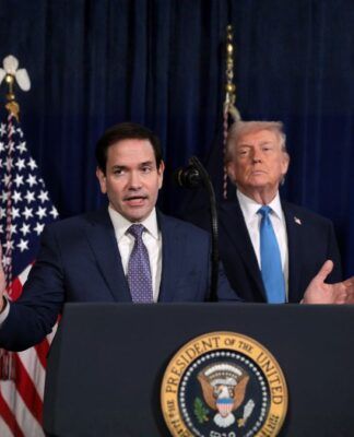 Marco Rubio, fala ao lado do presidente dos EUA, Donald Trump durante conferência de imprensa após ataque dos EUA à Venezuela
