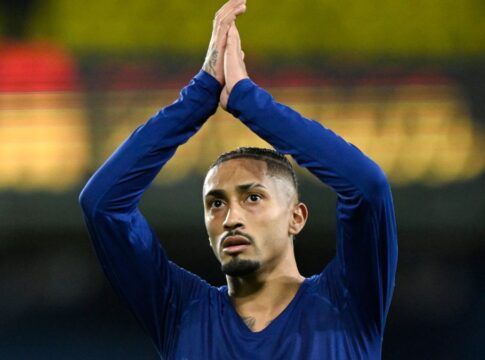 Raphinha é destaque na capa de jornais após brilhar na Supercopa