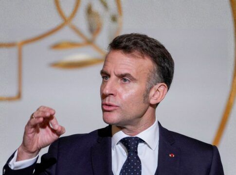 Macron pede medidas mais rigorosas contra o antissemitismo na França