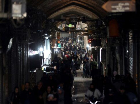 Após cortar internet, líder supremo do Irã adverte manifestantes