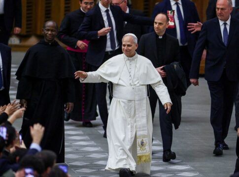 Papa Leão 14 critica “zelo pela guerra” do mundo em discurso inflamado no Vaticano