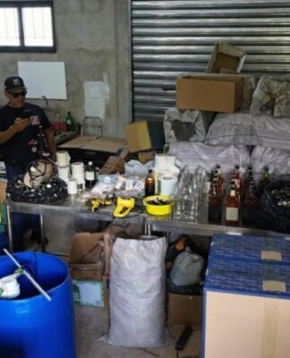 Duas pessoas são presas em SP em operação que combate falsificação de bebidas