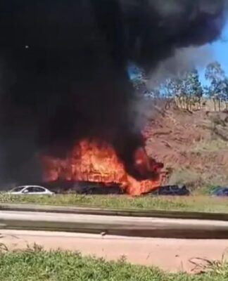 Ônibus pega fogo e anda sem controle na Fernão Dias; rodovia ficou interditada