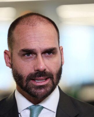 Eduardo Bolsonaro compara prisão do pai com a de Maduro e diz ter “inveja” do venezuelano