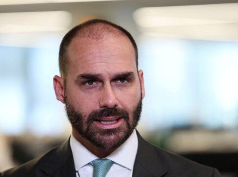 Eduardo Bolsonaro compara prisão do pai com a de Maduro e diz ter “inveja” do venezuelano