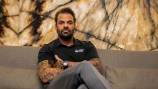 O empresário e pastor Fabiano Zettel está de braços cruzados sentado num sofá