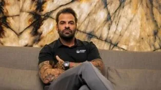 O empresário e pastor Fabiano Zettel está de braços cruzados sentado num sofá