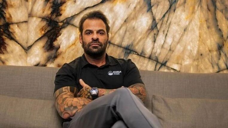 O empresário e pastor Fabiano Zettel está de braços cruzados sentado num sofá