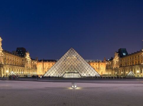 Louvre aumenta ingresso para turistas não europeus em 45% e gera críticas de visitantes