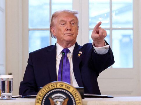 Trump diz a Netanyahu que continuará negociações com Irã sobre possível acordo