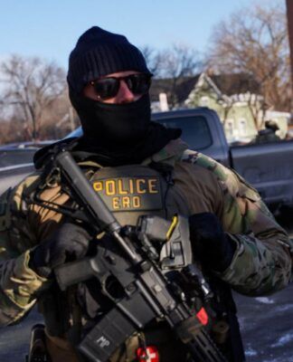 Brasileiro se declara culpado por agredir agentes do ICE durante prisão nos Estados Unidos