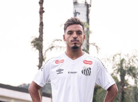 Gabriel Menino é apresentado e revela paixão pelo Santos desde a infância: “soltava rojão na rua”