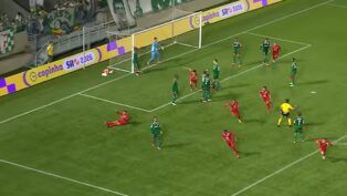 Kauan Christian aproveita cruzamento fechado na primeira trave, desvia de cabeça e tira do goleiro do Palmeiras para fazer 2 a 1 para o Ibrachina (Foto: Reprodução/Cazé TV)