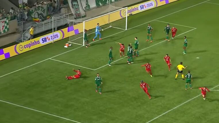 Kauan Christian aproveita cruzamento fechado na primeira trave, desvia de cabeça e tira do goleiro do Palmeiras para fazer 2 a 1 para o Ibrachina (Foto: Reprodução/Cazé TV)