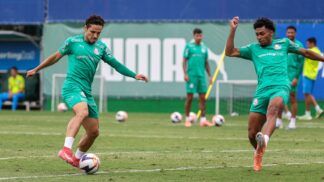 Raphael Veiga (esq.) participa do treino do Palmeiras, na Academia de Futebol; meia é uma das esperanças de gol da equipe alviverde