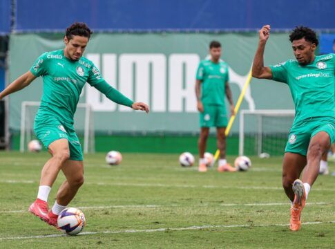 Raphael Veiga (esq.) participa do treino do Palmeiras, na Academia de Futebol; meia é uma das esperanças de gol da equipe alviverde