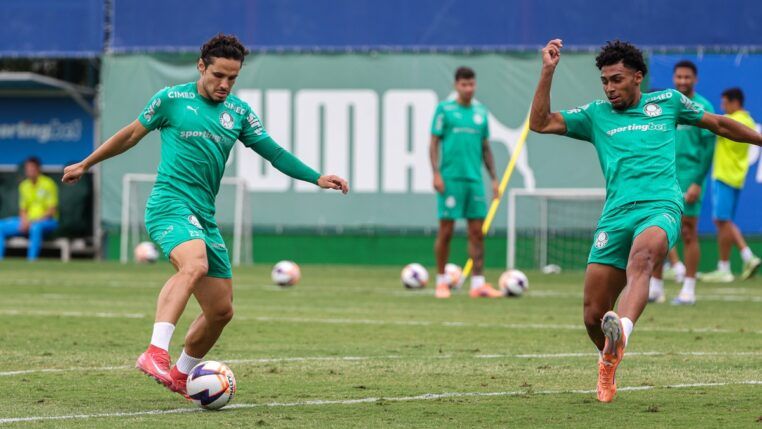 Raphael Veiga (esq.) participa do treino do Palmeiras, na Academia de Futebol; meia é uma das esperanças de gol da equipe alviverde
