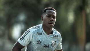Robinho com o uniforme do Santos em treino