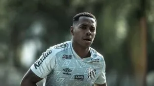 Robinho com o uniforme do Santos em treino