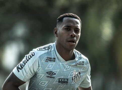 Robinho com o uniforme do Santos em treino