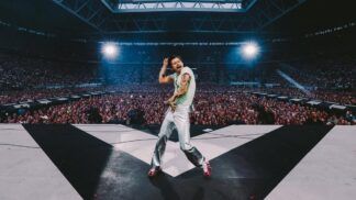 Harry Styles dança durante show em Dussedolrf