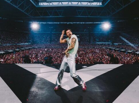 Harry Styles dança durante show em Dussedolrf