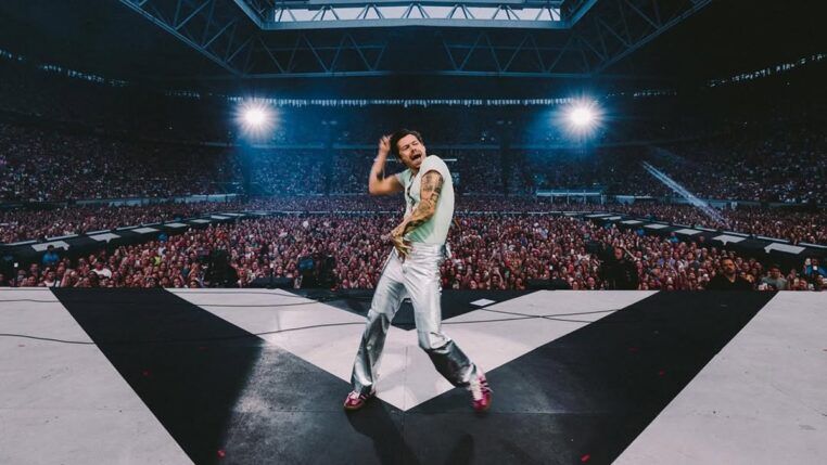 Harry Styles dança durante show em Dussedolrf