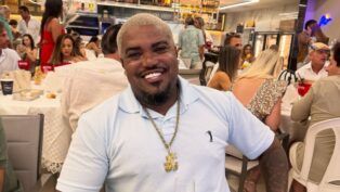 Tonzão Chagas sentado durante festa de Ano Novo