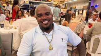 Tonzão Chagas sentado durante festa de Ano Novo