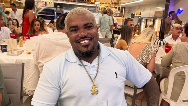 Tonzão Chagas sentado durante festa de Ano Novo