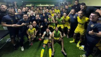 Jogadores e membros da comissão técnica do Mirassol comemoram vitória sobre o Vasco