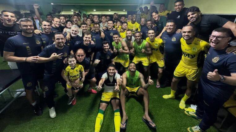 Jogadores e membros da comissão técnica do Mirassol comemoram vitória sobre o Vasco