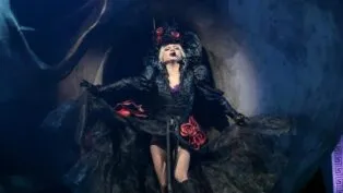 Lady Gaga toda de preto em apresentação nos EUA