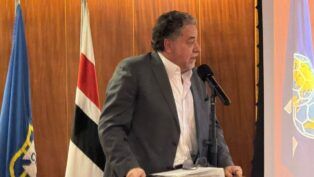 Julio Casares discursa antes da votação do processo de impeachment