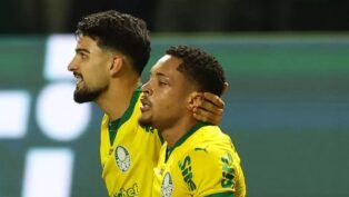 Flaco López e Vitor Roque com a camisa amarela do Palmeiras