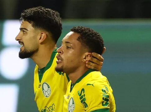 Flaco López e Vitor Roque com a camisa amarela do Palmeiras