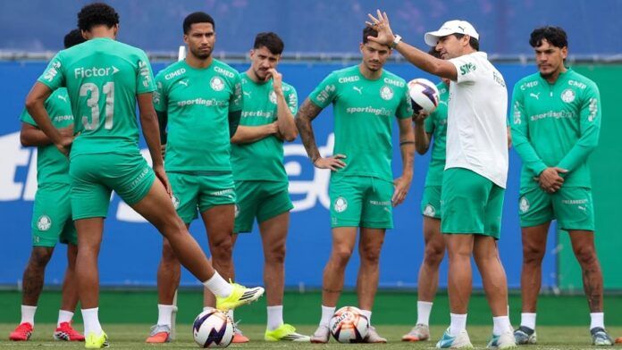 Abel Ferreira orienta jogadores do Palmeiras