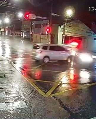 Viatura colide com carro de passeio em cruzamento no Recife, à noite, após furar sinal vermelho