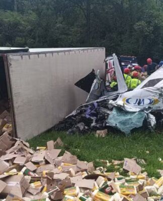 Assalto a carreta causa acidente com mortos na BR-116 no Paraná