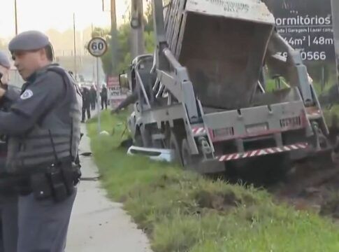 Quatro jovens morrem após carro colidir com caminhão na Rodovia Régis Bittencourt