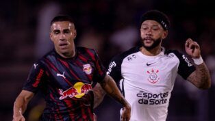 Memphis Depay, do Corinthians, e Gabriel, do Bragantino, em jogo do Brasileirão