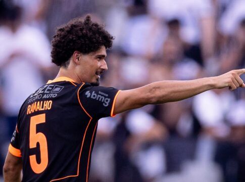 André Ramalho, zagueiro do Corinthians, durante o duelo com a Ponte Preta