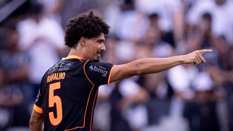 André Ramalho, zagueiro do Corinthians, durante o duelo com a Ponte Preta
