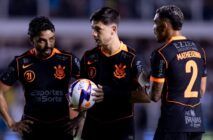 Bidu, Garro, que está com a bola, e Matheuzinho discutem quem baterá falta pelo Corinthians