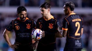 Bidu, Garro, que está com a bola, e Matheuzinho discutem quem baterá falta pelo Corinthians