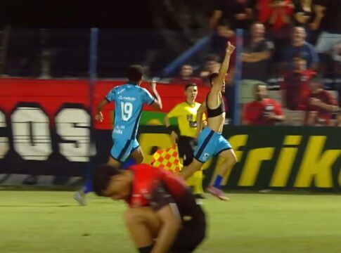 Marquinhos celebra o gol da virada do Azuriz